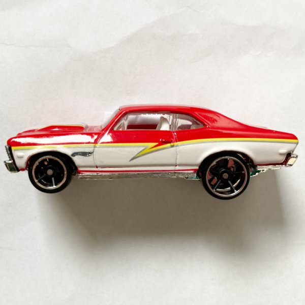 Hot Wheels | '68 Chevy Nova rot/weiß - ohne Verpackung